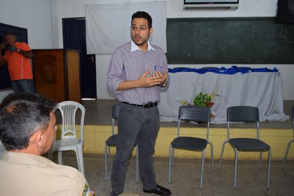 Autoridades se re&uacute;nem para discutir a seguran&ccedil;a no carnaval de Floriano.(Imagem:Waldemir Miranda)
