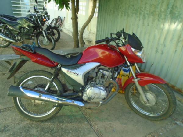 Motocicleta abandonada é conduzida para o pátio do 3º BPM de Floriano