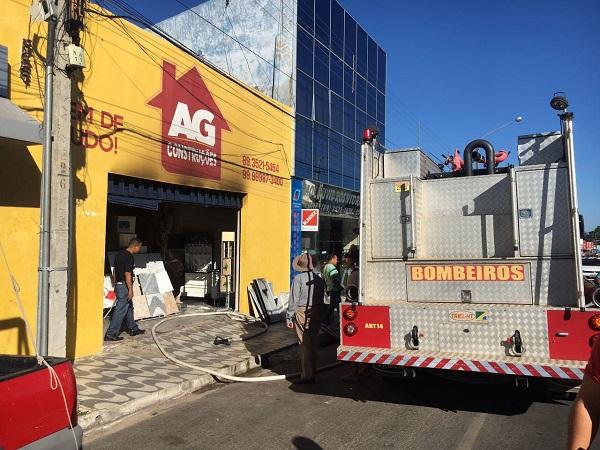 Bombeiros combatem inc&ecirc;ndio em loja de material de constru&ccedil;&atilde;o em Floriano.(Imagem:Jc24horas)