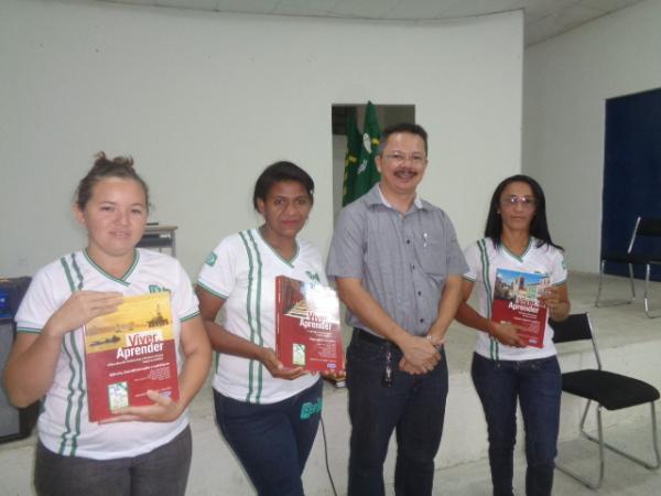 CEEP de Floriano distribui livros didáticos aos alunos do Proeja