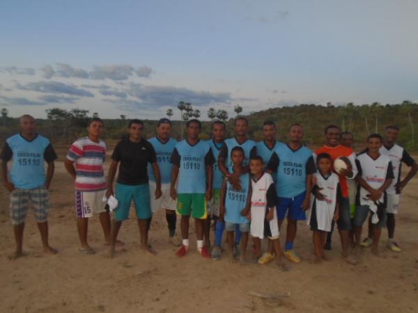 Moradores comemoram inaugura&ccedil;&atilde;o do campo do Guarani em Floriano.(Imagem:FlorianoNews)