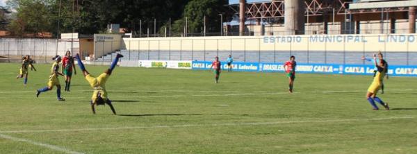 Ao lada das companheiras, Rayssa festeja vit&oacute;ria. Time segue pr&oacute;ximo da classifica&ccedil;&atilde;o.(Imagem:Renan Morais)