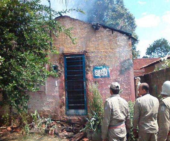 Morador sai para trabalhar e incêndio destrói casa em Teresina