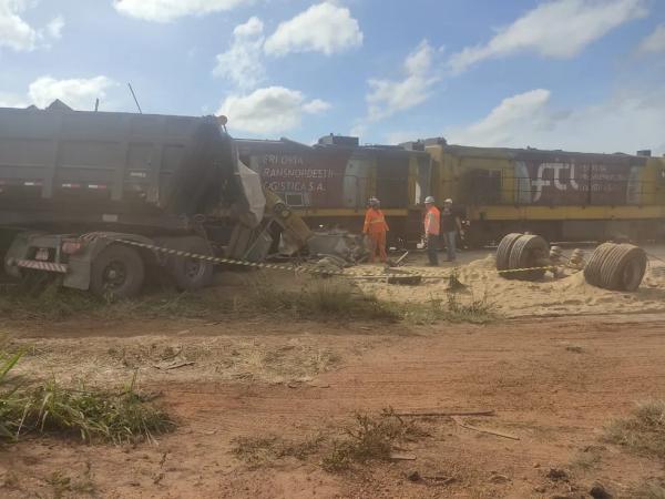  Maquinista morre ap&oacute;s colis&atilde;o entre trem e caminh&atilde;o.(Imagem:&Acirc;ngela Bispo/TV Clube )