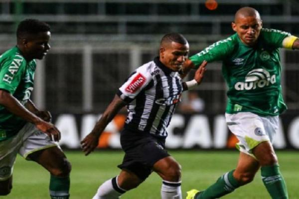 Chapecoense vence Atlético-MG; Botafogo empata no fim com o Avaí