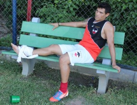 Buraco no gramado do Lindolfo Monteiro pode tirar William da final