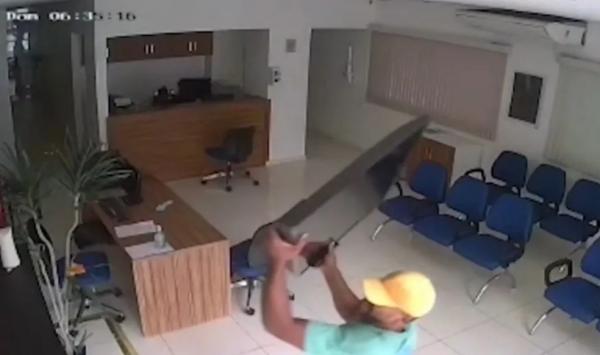 Homem invade sede do Coren em Floriano e rouba aparelho de TV