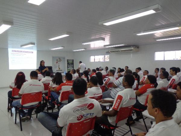 Funcion&aacute;rios da Cajueiro Motos participaram de treinamento sobre Gest&atilde;o de Pessoas e Recursos Humanos.(Imagem:FlorianoNews)
