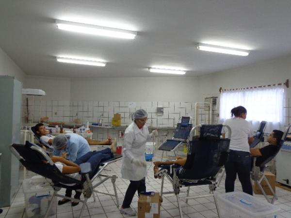 Hemopi transforma doa&ccedil;&atilde;o de sangue em trote solid&aacute;rio na UESPI.(Imagem:FlorianoNews)
