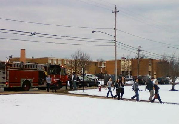 Pessoas deixam a Chardon High School nesta segunda-feira (27) ap&oacute;s o tiroteio.(Imagem:AP)