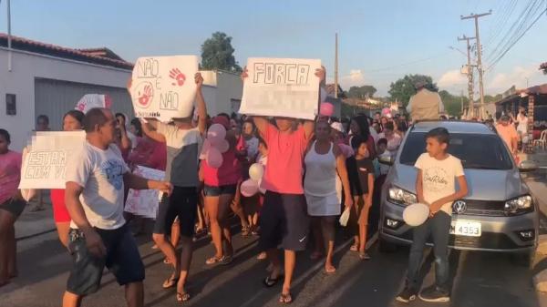 Família de adolescente abusada pelo companheiro da avó faz protesto em Teresina