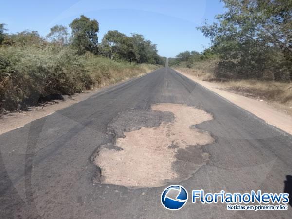 Buraco na pista provoca grave acidente na BR-343.(Imagem:FlorianoNews)