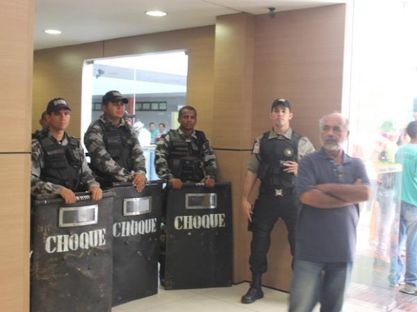Após 24h, servidores desocupam a Câmara e projeto polêmico é aprovado