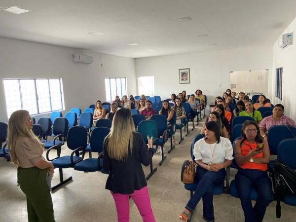 M&eacute;dica Safira Leal e Enfermeira Patr&iacute;cia Neiva conduzem palestra sobre assist&ecirc;ncia na Aten&ccedil;&atilde;o Prim&aacute;ria, como parte das a&ccedil;&otilde;es do 
