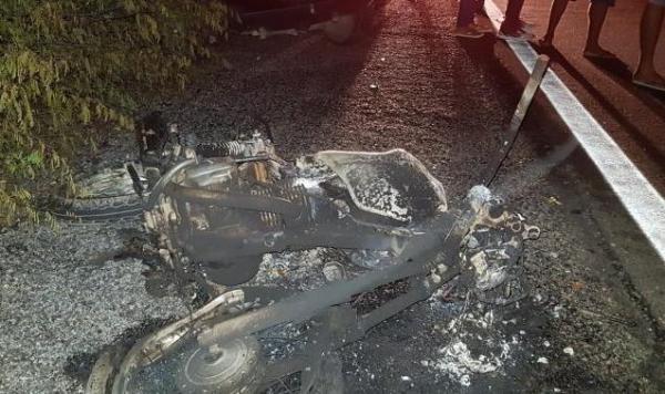 Veículo pega fogo após colisão frontal e uma pessoa morre na BR 316