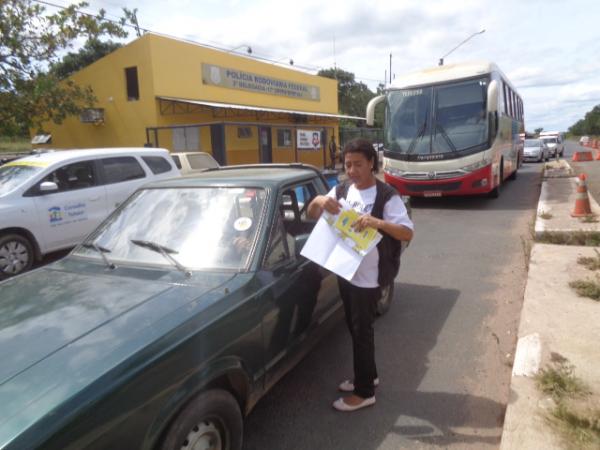 Blitz da PRF e Conselho Tutelar conscientiza motoristas na Campanha