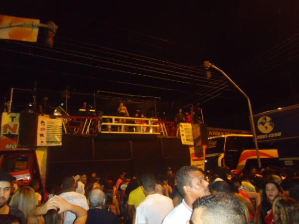 Folia na Avenida Get&uacute;lio Vergas. (Imagem:FlorianoNews)