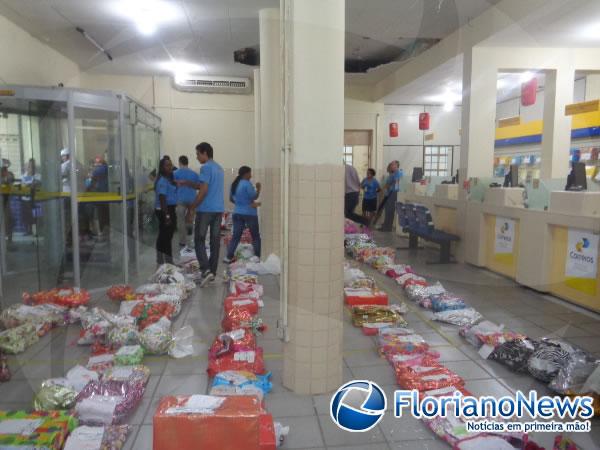 Crian&ccedil;as ganham presentes do Papai Noel dos Correios em Floriano.(Imagem:FlorianoNews)