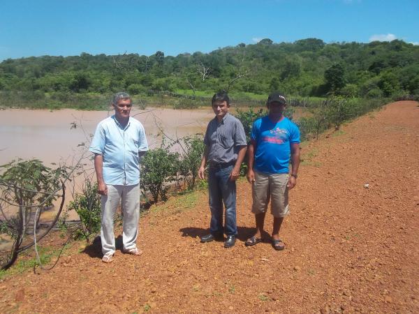 Secret&aacute;rio de Desenvolvimento Rural visita barragem na localidade Amolar.(Imagem:Assessoria de Imprensa)