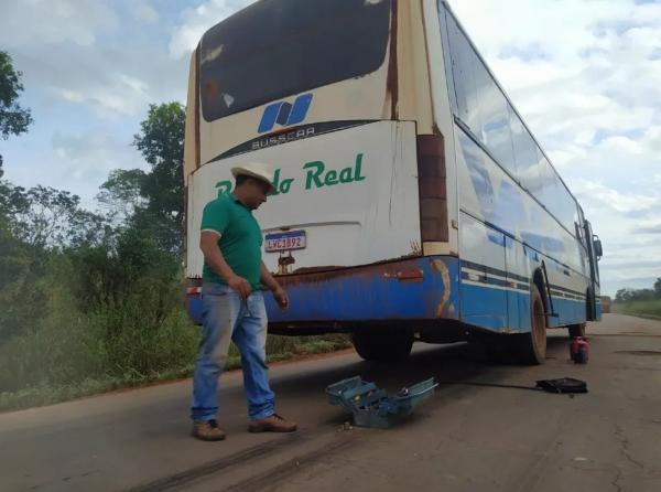  Buracos em PI-392 dificultam escoamento de gr&atilde;os e oferecem riscos para motoristas: 