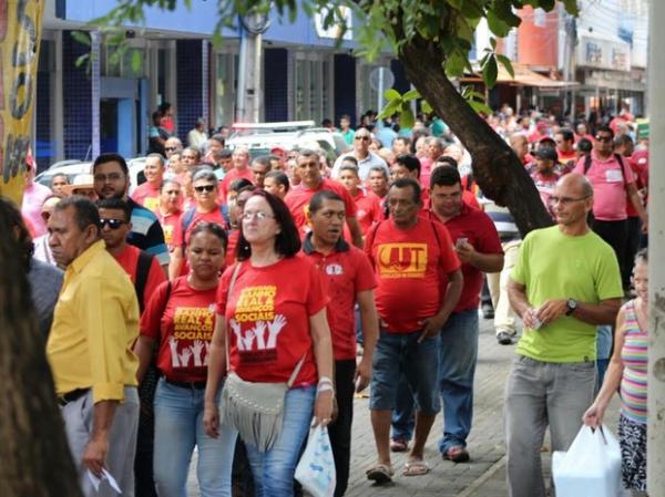 Central &Uacute;nica dos Trabalhadores saiu em caminhada pelo Centro de Teresina.(Imagem:Fernando Brito/G1)
