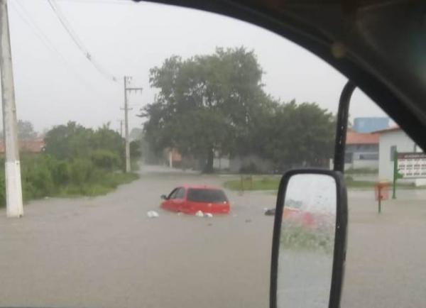 Chuva intensa causa alagamentos em vários pontos de Floriano