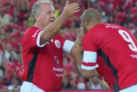 Com Adriano aplaudido e gol de seu neto, Zico vence Jogo das Estrelas no Maracanã