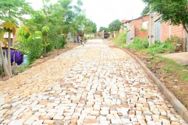 Prefeito Joel visita obras de calçamento no bairro Pau Ferrado