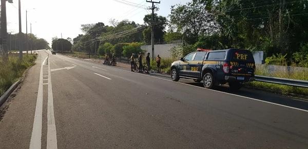 Casal de ciclistas é atropelado e tem bicicletas destruídas por carro na BR-343, em Teresina
