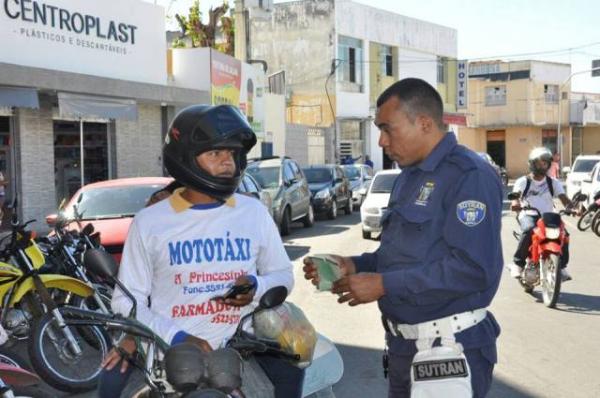 Sutran e PM realizam operação para fiscalizar serviços de mototáxi em Floriano