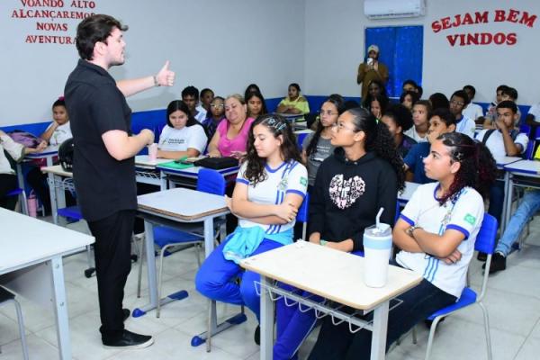 Ação do Selo UNICEF leva orientação sobre gravidez na adolescência e atualização vacinal à Escola Padre Pedro Oliveira.(Imagem:Secom)