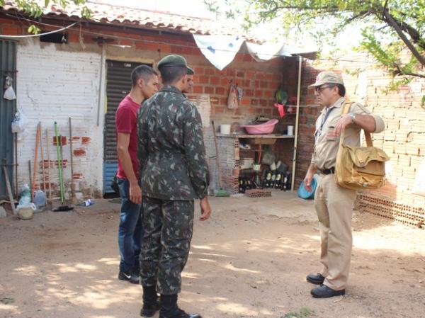 Militares do Ex&eacute;rcito v&atilde;o realizar trabalho educativo nas casas.(Imagem:Catarina Costa/G1 PI)