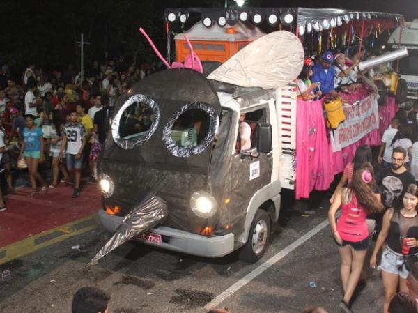 Caminhão Aedes aegypti desfila no Corso de Teresina