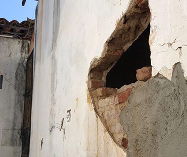 Suspeito de estupro faz buraco em cela e foge de delegacia