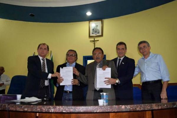 Gilberto J&uacute;nior participa da abertura do ano legislativo na C&acirc;mara de Floriano.(Imagem:Waldemir Miranda)