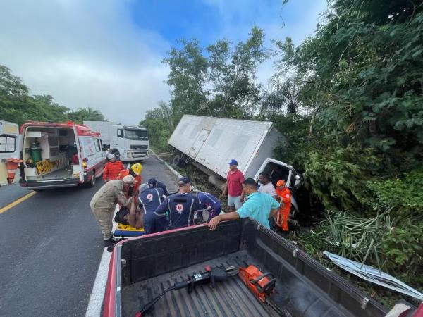 Motorista de caminh&atilde;o fica preso &agrave;s ferragens em rodovia do Piau&iacute;.(Imagem:Corpo de Bombeiros)