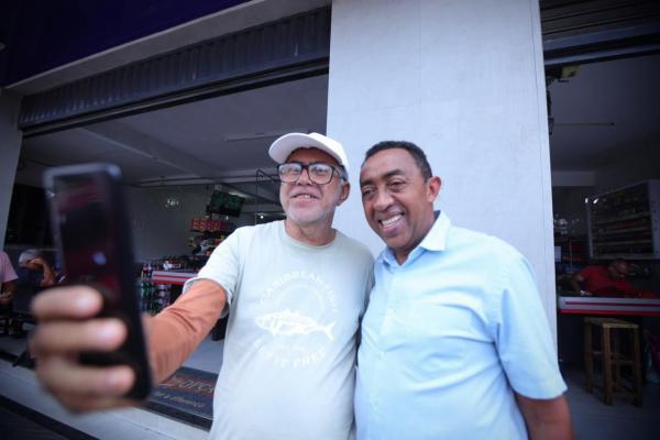 Joel é recebido por populares ao lado de Margarete durante visita ao mercado de São Raimundo Nonato(Imagem:Ascom)