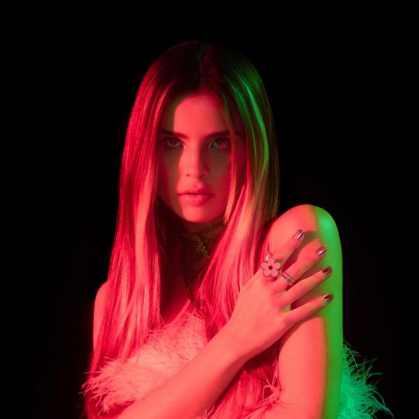 Giulia Be repagina música do início da carreira no single Lokko