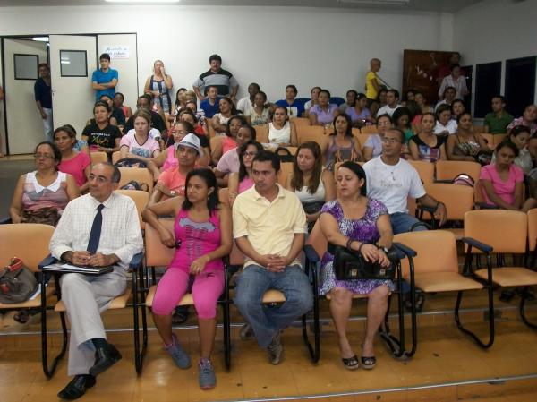 Mais um cap&iacute;tulo do drama da rede municipal de ensino de Floriano.(Imagem:FlorianoNews)
