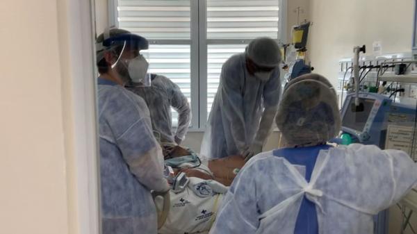 Paciente &eacute; reanimado dentro da UTI para Covid-19 do Hospital Jayme Santos Neves, no ES.(Imagem:Reprodu&ccedil;&atilde;o/TV Gazeta)