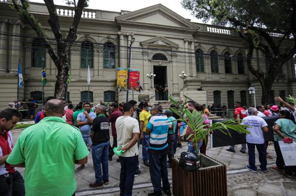 Motoristas rejeitam proposta, mantêm greve e protestam em frente a prefeitura