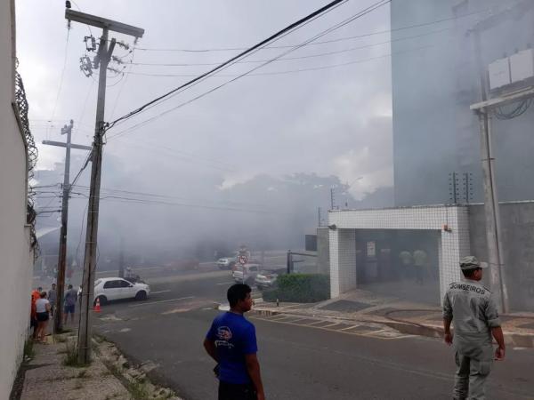  Inc&ecirc;ndio com explos&otilde;es atinge estacionamento de pr&eacute;dio pr&oacute;ximo &agrave; Av. Marechal Castelo Branco, Zona Sul de Teresina.(Imagem:Ravi Marques/TV Clube )