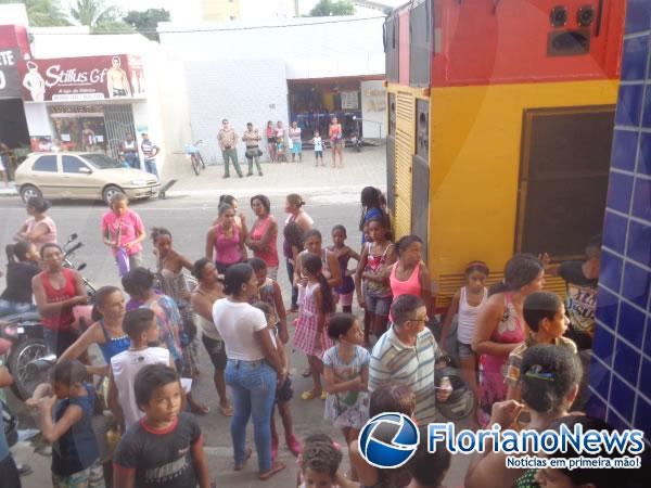 Crian&ccedil;as ganham presentes do Papai Noel dos Correios em Floriano.(Imagem:FlorianoNews)