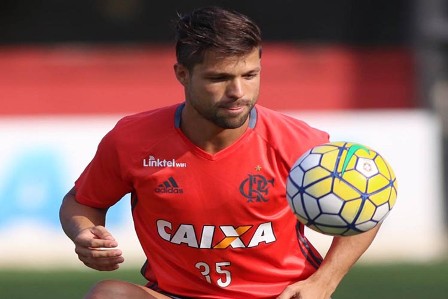 Diego treina na Colômbia e pode reforçar o Flamengo contra o Santa Fe na quarta