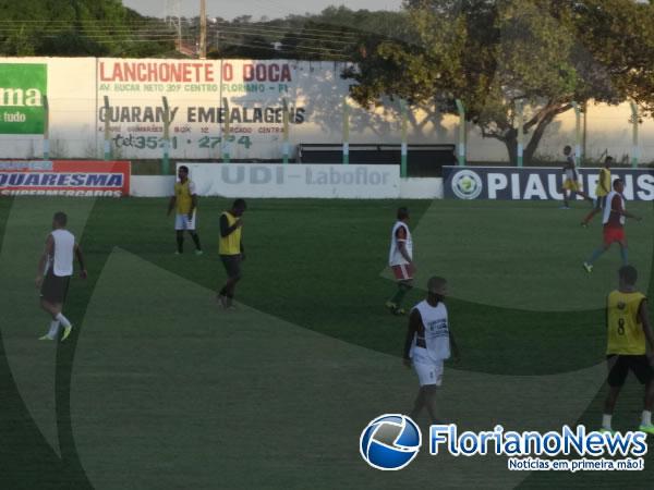 Jogadores treinam para partida solid&aacute;ria que acontece nesta sexta no est&aacute;dio Tiber&atilde;o.(Imagem:FlorianoNews)