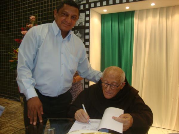 Prof. Gilmar Duarte tamb&eacute;m adquiriu um livro do Frei Ant&ocirc;nio(Imagem:reda&ccedil;&atilde;o)