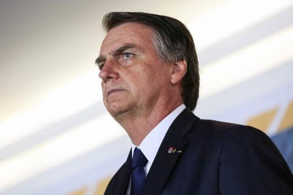Bolsonaro elogia prisão de Battisti e volta a chamar governo do PT de corrupto