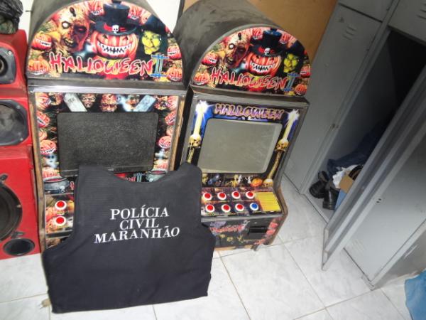 Pol&iacute;cia apreende 15 m&aacute;quinas ca&ccedil;a-n&iacute;queis em Bar&atilde;o de Graja&uacute;.(Imagem:FlorianoNews)