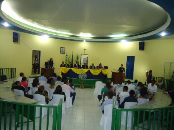 Entrega de T&iacute;tulo de Cidad&atilde;o Florianense e homenagens marcam sess&atilde;o solene.(Imagem:FlorianoNews)