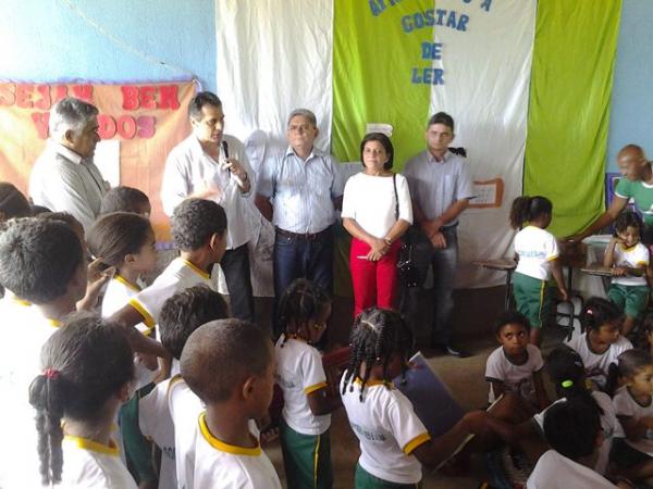 Prefeito Gilberto J&uacute;nior inaugura po&ccedil;o na escola da Comunidade Pil&otilde;es.(Imagem:Waldemir Miranda)